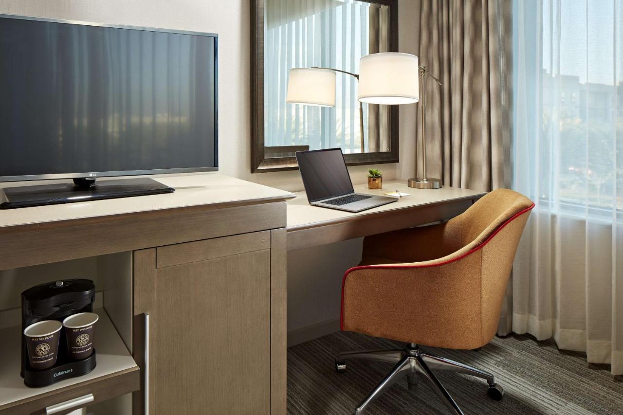 Hampton Long Airport, Ca Hotel