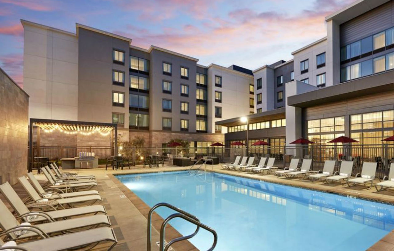 Hampton Long Airport, Ca Hotel