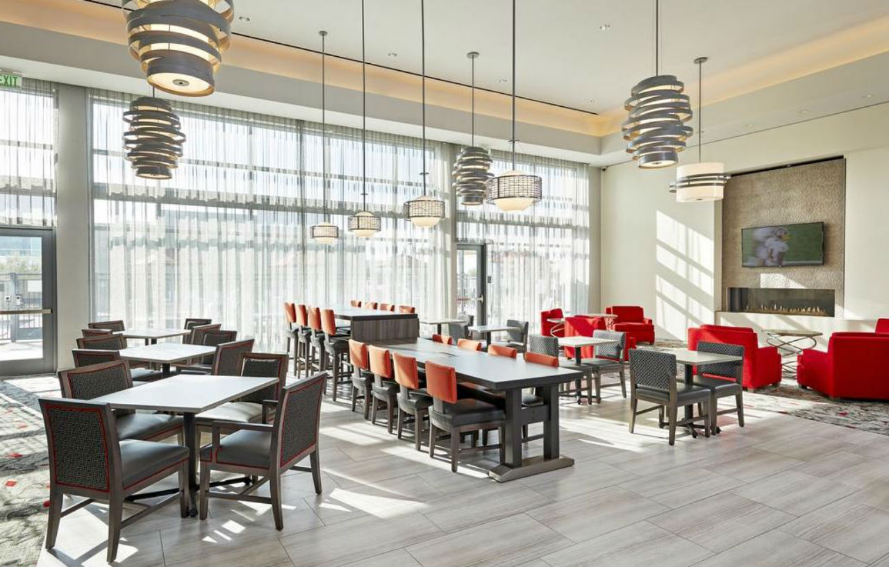 Hotel Hampton Long Airport, Ca 3*